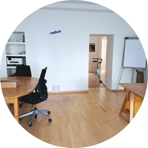 Ein Blick ins radius Büro ohne Menschen, Schreibtiche und Flipchart zu sehen